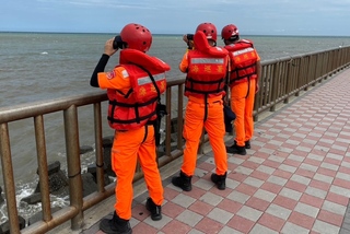 桃園竹圍漁港2高中生遭浪捲走　晚間尋獲1屍體