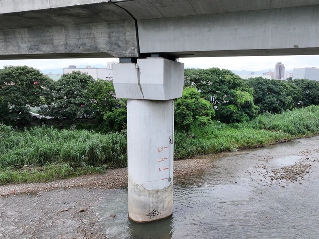 網傳橋梁現裂縫  高鐵澄清：近日下雨水痕 | 華視新聞
