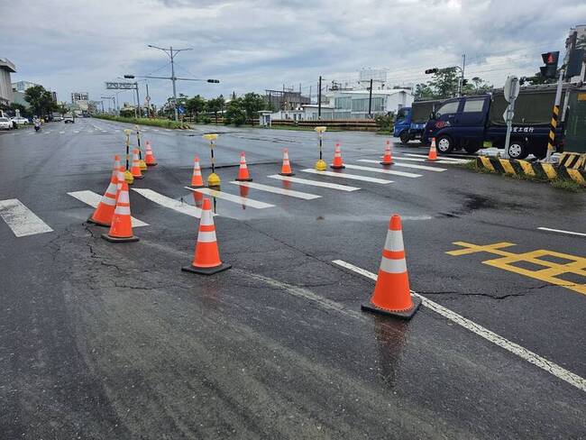 嘉縣連日大雨多處道路中斷　台1線水上段路面下陷 | 華視新聞