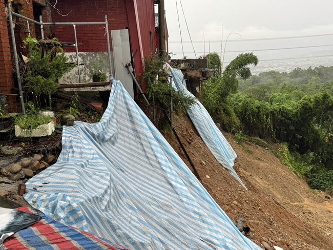 彰化雨不斷  芬園三合院後院崩塌員林民宅地基流失 | 華視新聞