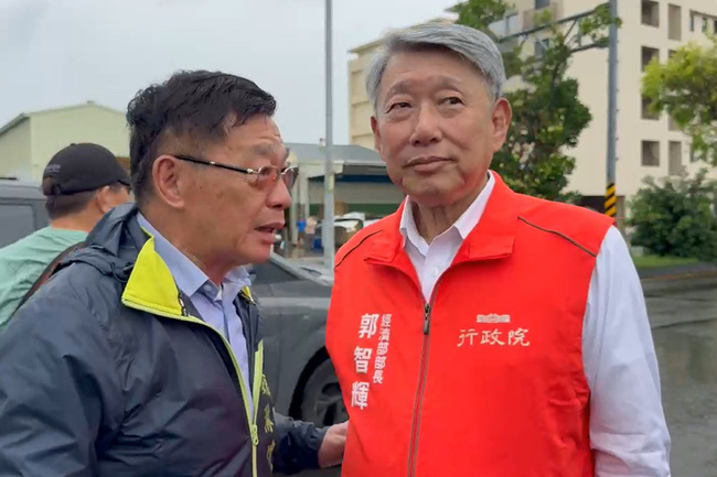 郭智輝陪卓揆台南勘災　強調經濟部全力配合救災 | 華視新聞