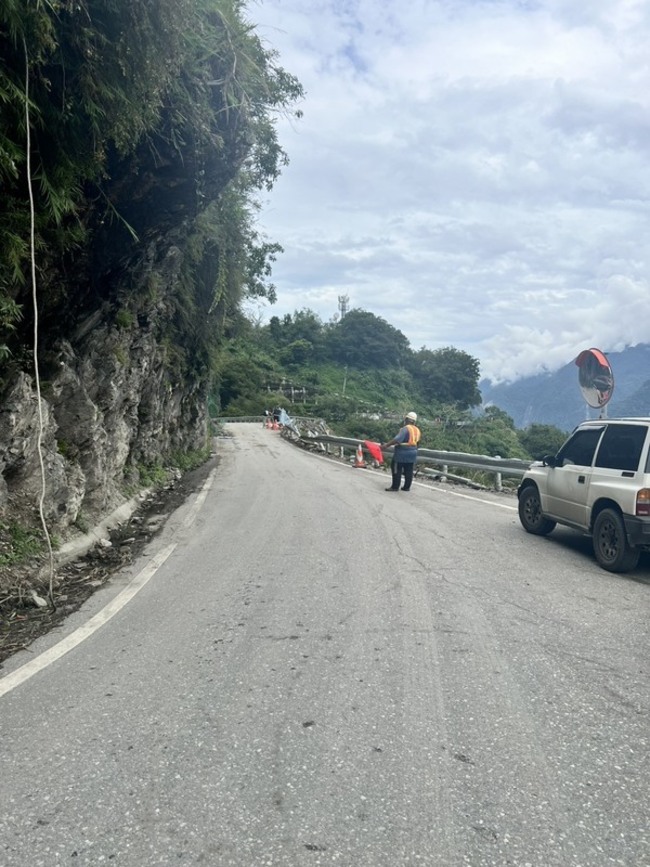 中橫落石砸中交通管制工人　頭部重傷當場身亡 | 華視新聞