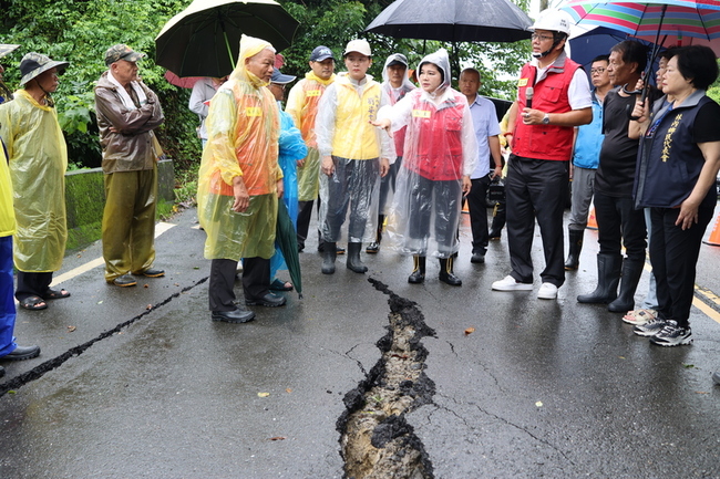 連日降雨雲61鄉道坍塌封閉 坪頂村成孤島估5日搶通 | 華視新聞