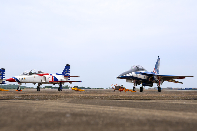 自強交棒勇鷹　空軍雷虎特技小組換裝第6代機型 | 華視新聞
