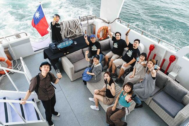 駁二嬉啤派對搭配文化遊艇　陸海雙體驗高雄風光 | 華視新聞