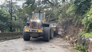 台8線95.4公里邊坡坍交通斷 谷關工務段進場搶修