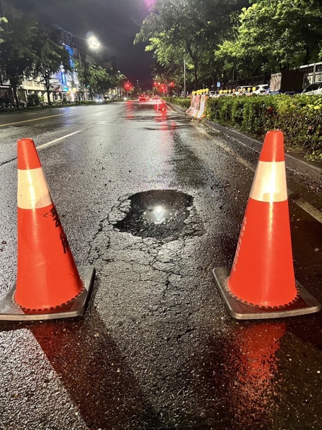高雄連日降雨路面坑洞致4車破胎　市府修復並賠償 | 華視新聞