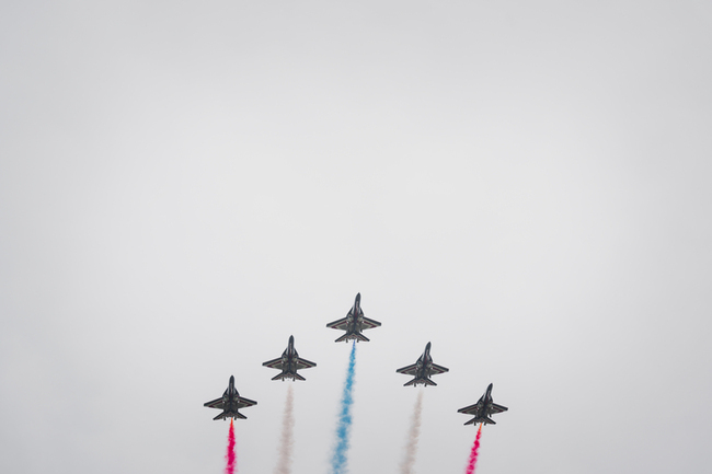 AT-3施放彩煙交棒勇鷹　宣告雷虎小組進入全新世代 | 華視新聞