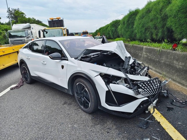 國3北上通霄段施工車挨撞　肇事自小客車頭全毀 | 華視新聞