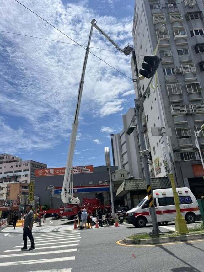 花蓮市住宅大樓火警 4人送醫1人無生命跡象 | 華視新聞