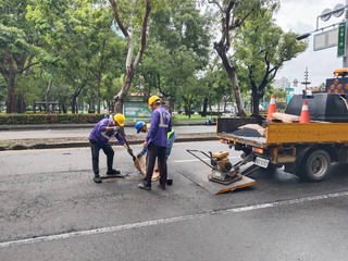 連日強降雨道路受損 高市工務局加速搶通修鋪