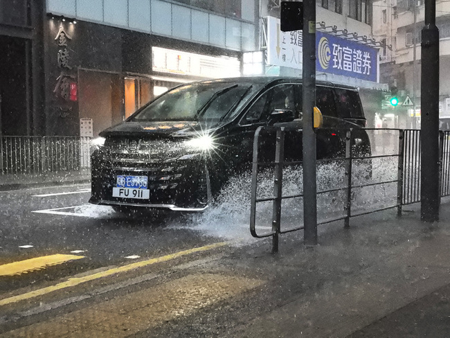 香港下暴雨  航班延誤地鐵站淹水 | 華視新聞