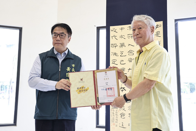 藝術家蔣勳義賣作品助台南賑災　建設公司購入收藏 | 華視新聞