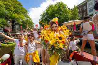 妮妃雅出席阿姆斯特丹驕傲節  「花」式亮相