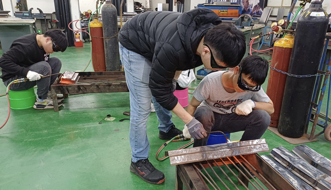 北市職訓汽車板噴修護10月開課　月入6萬元起 | 華視新聞