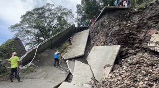 屏東大社部落聯外道路中斷　族人徒步送物資
