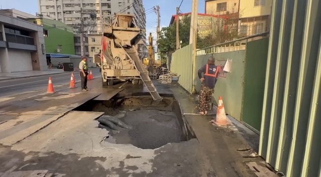 高雄大寮路面現大坑洞　台電：建案供電工程已回填 | 華視新聞
