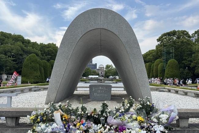 廣島原爆80週年前夕  駐日代表在慰靈碑前獻花致意 | 華視新聞