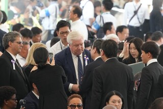 原爆80週年和平儀式  李逸洋與美駐日大使握手寒暄