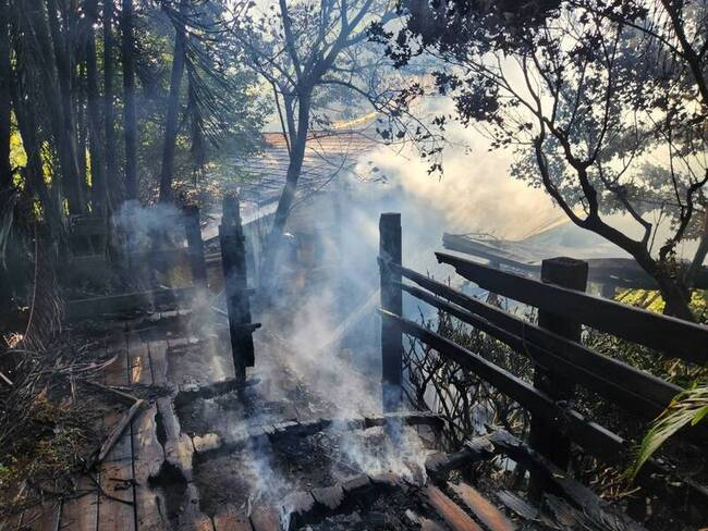 苗縣停業中溫泉飯店火警　燒毀大眾池雨遮無人傷 | 華視新聞
