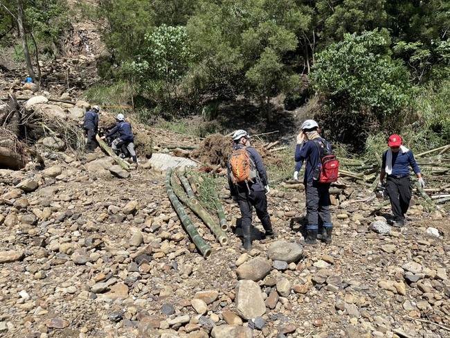 南橫公路一家5口墜谷　消防尋獲衣物等送鑑識 | 華視新聞