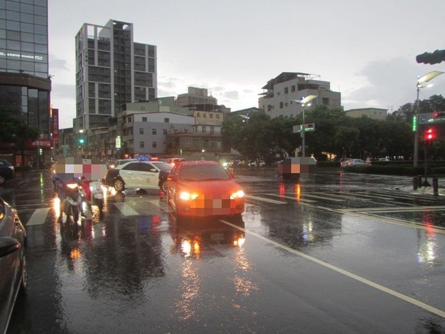 疑大雨視線不佳　高雄駕駛擦撞斑馬線行人扣照1年 | 華視新聞