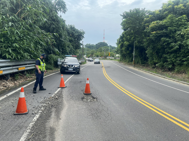 馬路遭大雨炸出坑洞　彰化騎士摔傷送醫 | 華視新聞