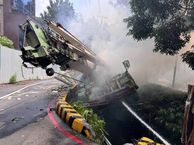 北投區溫泉路吊車起火翻覆　北市警消馳援 | 華視新聞