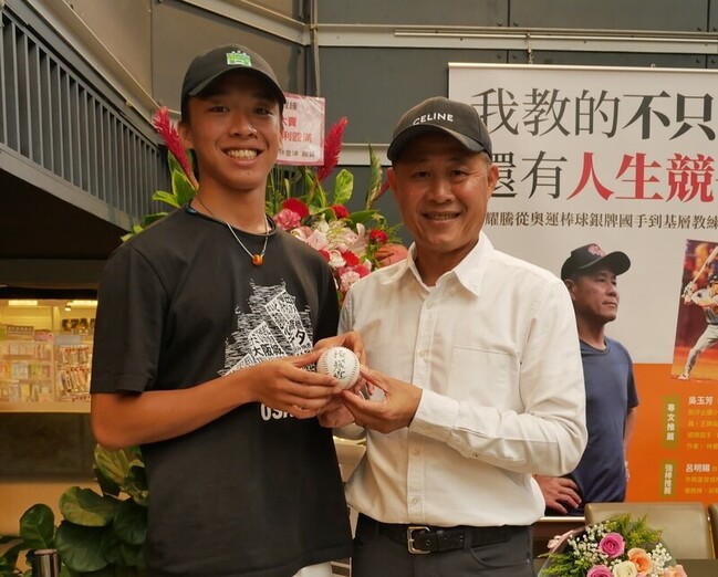 奧運銀牌國手張耀騰從棒球談教養  人生球賽重自律 | 華視新聞