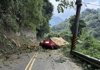 久雨乍晴苗栗泰安山區坍崩巨石砸車  駕駛乘客雙亡