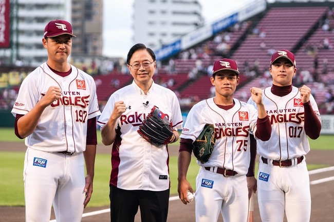 張善政為樂天金鷲隊開球 宣布11月台日韓交流賽 | 華視新聞