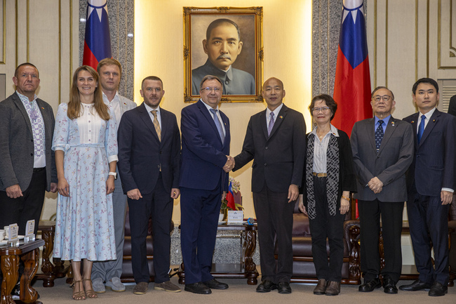 接見烏克蘭國會議員　韓國瑜：民主國家應加強合作 | 華視新聞