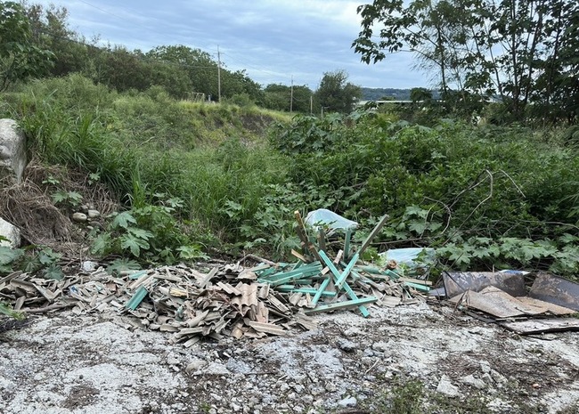 苗栗男亂倒2噸廢棄石棉瓦　1張貨單露餡遭逮 | 華視新聞