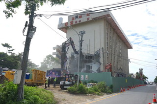 0403強震重創停業 花蓮國軍英雄館動工拆除