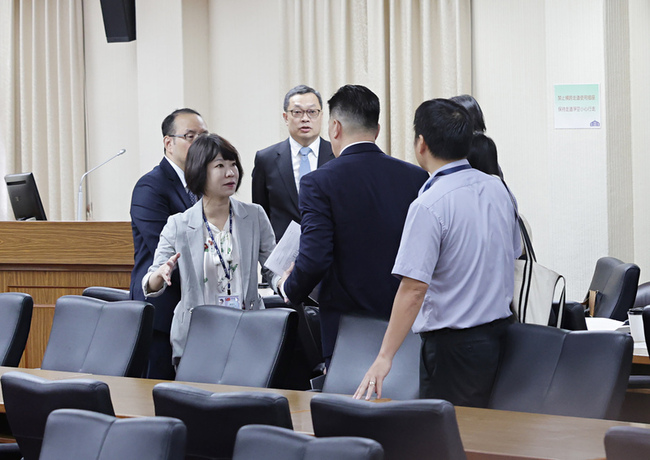 立院機密會議出示台美關稅談判文件　綠盼朝野合作 | 華視新聞