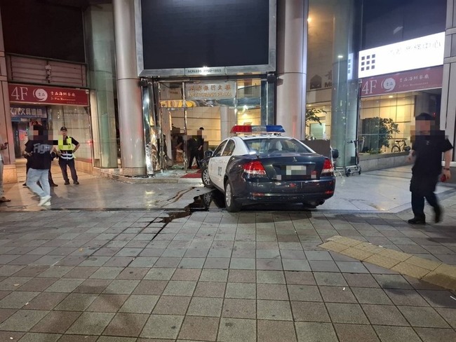 北市警支援糾紛案　警車撞進大樓造成2民眾受傷 | 華視新聞