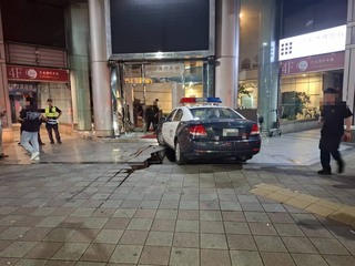 北市警支援糾紛案　警車撞進大樓造成2民眾受傷