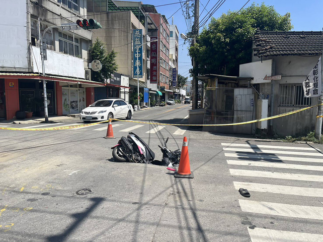 彰化二林路塌陷　騎士摔飛受傷機車卡洞中 | 華視新聞