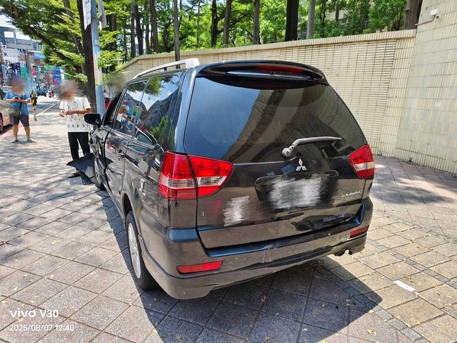 76歲老翁連撞3車　直撞北市國中前燈柱才停車 | 華視新聞