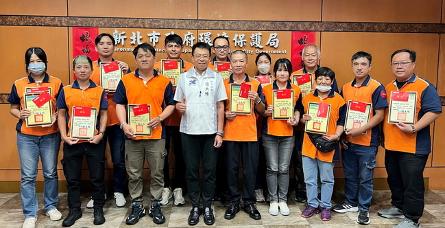 新北環保局表揚17名清潔隊員  拾金不昧展現廉潔 | 華視新聞