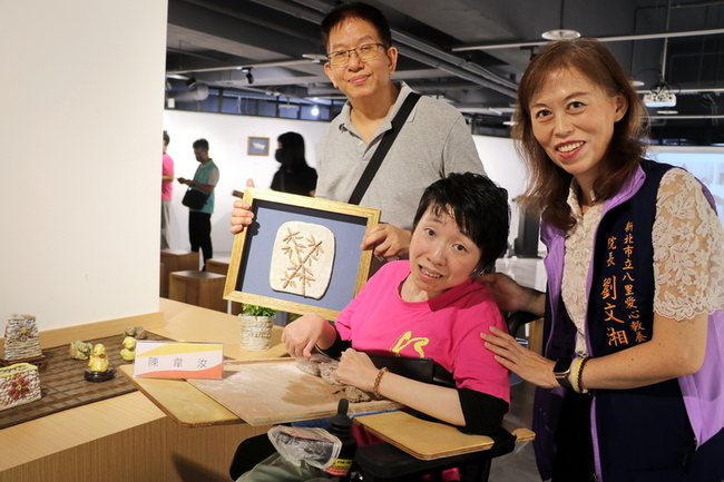 新北八里愛心教養院陶藝展登場　手足併用展韌性 | 華視新聞