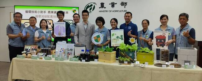 農業循環技術亮相 落葉廢菜變堆肥枝條成綠色商品 | 華視新聞