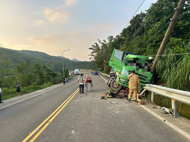 貨車載消波塊至高雄山區修路  返程自撞6旬駕駛命危 | 華視新聞