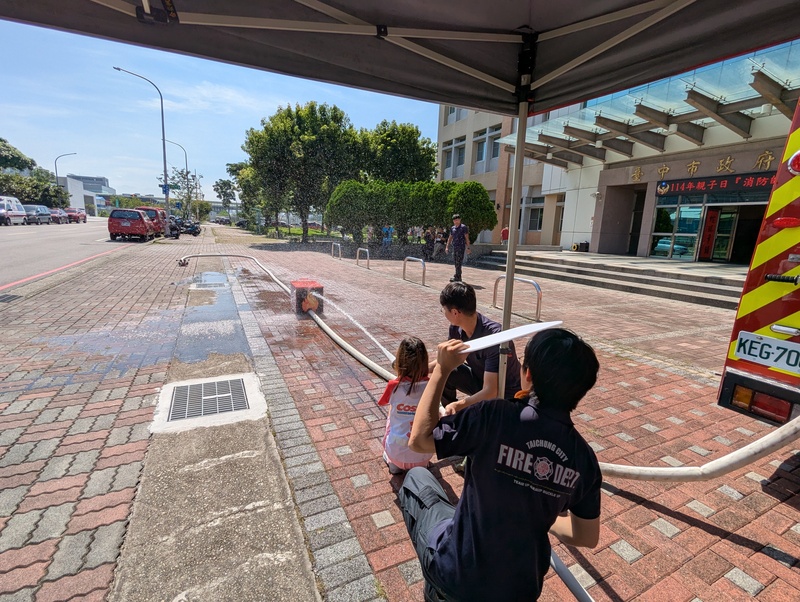 台中消防局推親子闖關活動　讓孩童體驗滅火