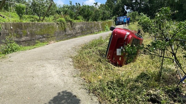 台中石岡8旬翁疑不熟路況　駕車滑落邊坡翻覆無傷 | 華視新聞
