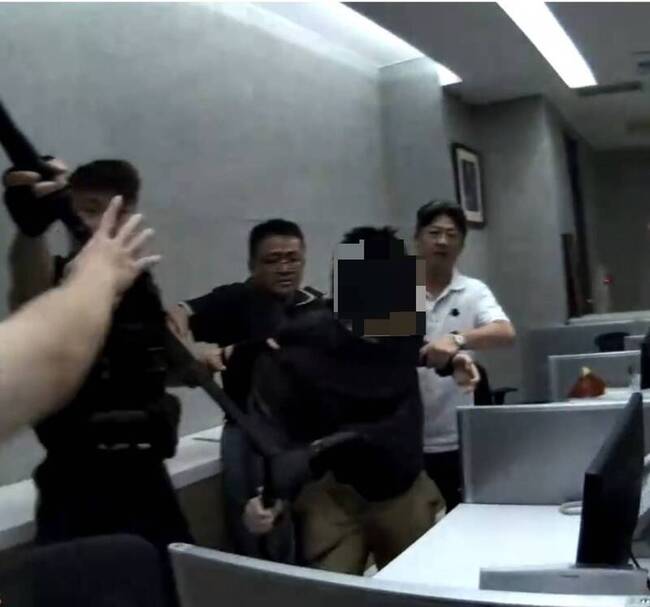 台中男持刀闖佛寺挾持女員工　警奪刀制伏送辦 | 華視新聞