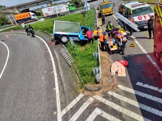 台南小貨車疑自撞分隔島　1命危1傷