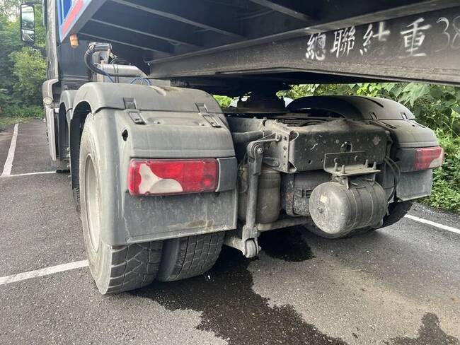 男駕曳引車未掛車牌一路逃　遭開10單最高罰25萬 | 華視新聞