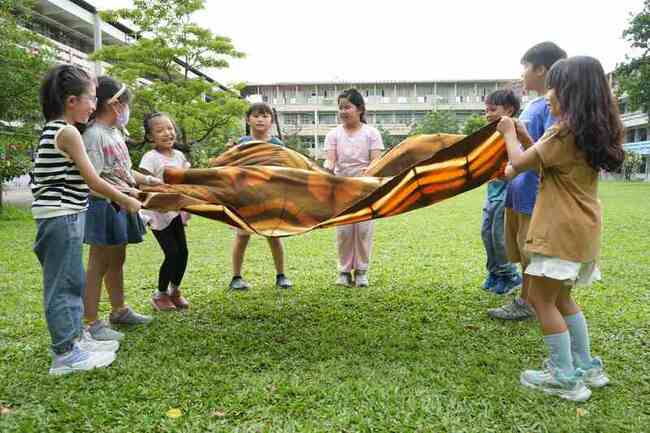 工藝入校　學生體驗花葉移印、木工藝、洋蔥染藝 | 華視新聞
