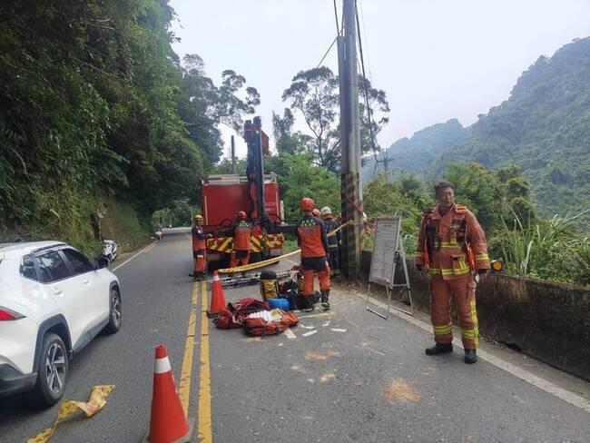 北宜公路1車墜落山谷　駕駛意識模糊救援中 | 華視新聞